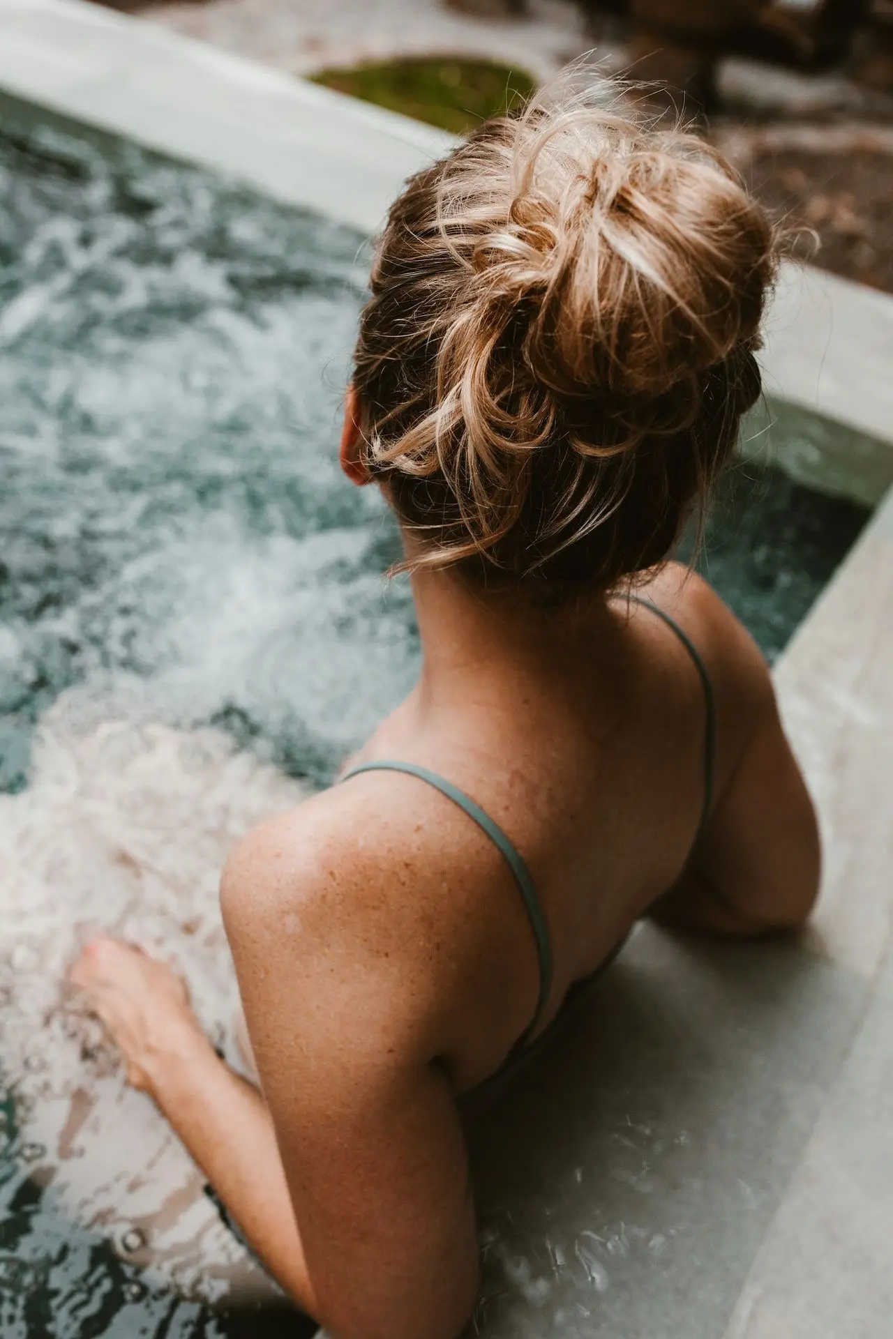 Frau in der Badewanne im Bezirk Imst