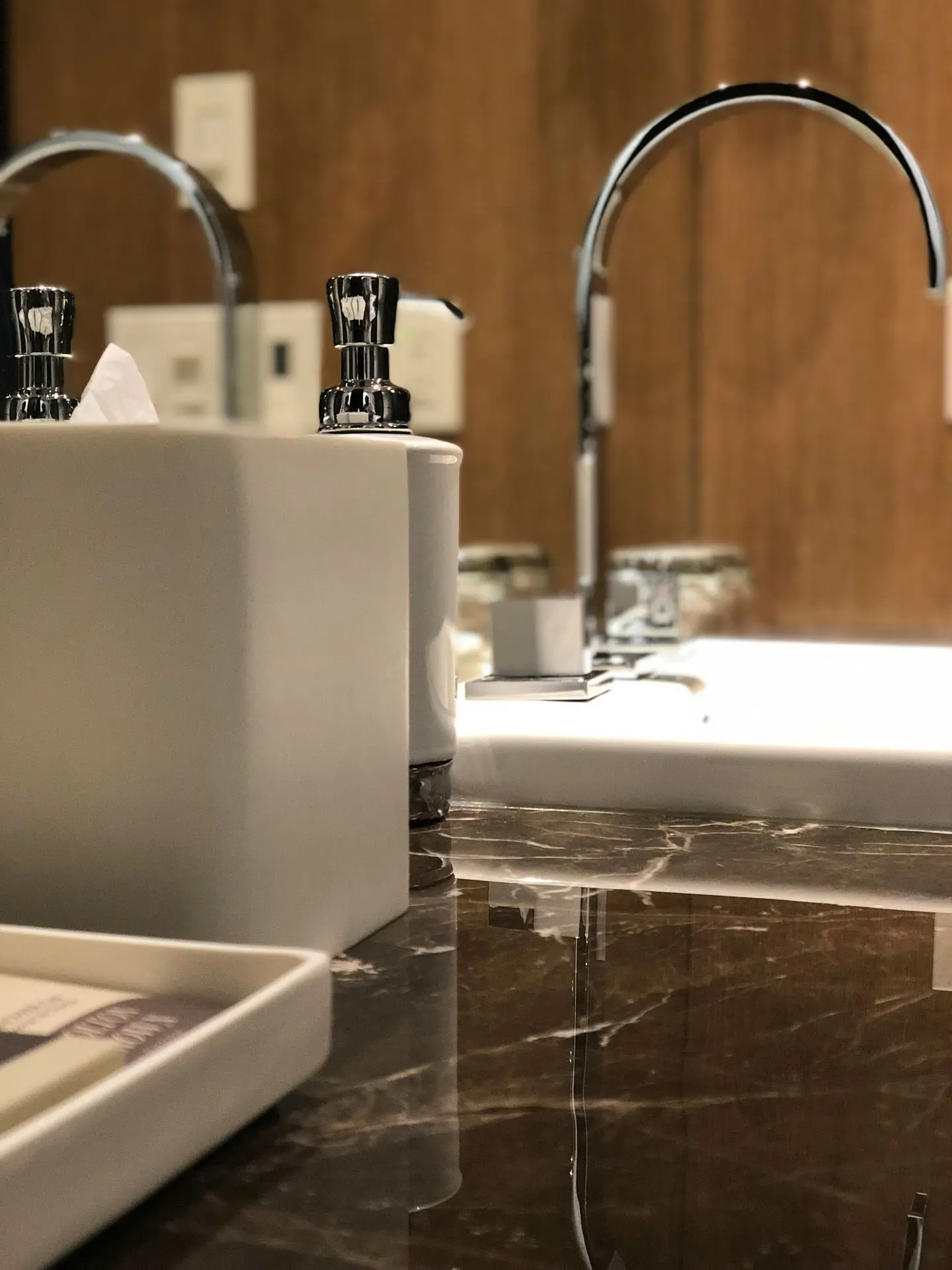 Hochwertige Armaturen und Naturseitplatten-Waschtisch für Hotel Hochwertige Armaturen und Naturseitplatten-Waschtisch für Hotel